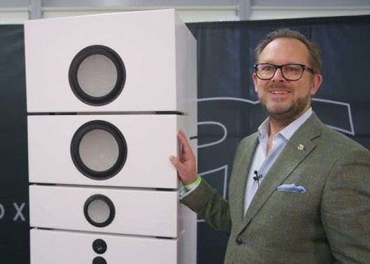 Dr. Götz Martin von Laffert von Lyravox präsentiert ein High-End-Audio-System mit optimierter Stromversorgung.